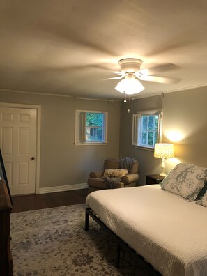 4 habitaciones, tabla de planchar con plancha, wifi y ropa de cama 