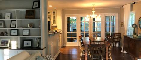 Télévision, cheminée, livres