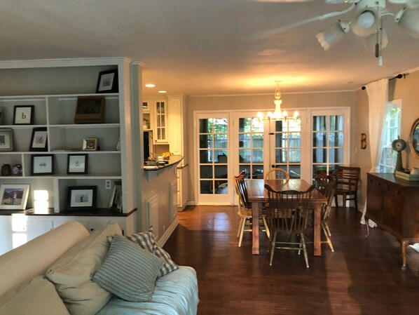 Televisión, chimenea y libros 