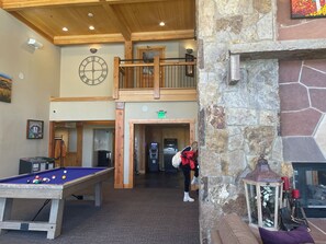 Game room - Studio Unit, Beautiful Luxury Ski In, Ski Out Resort (Breckenridge)