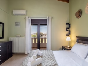 3 makuuhuonetta, työpöytä, äänieristys, silitysrauta/-lauta