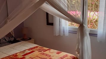 3 bedrooms, in-room safe, iron/ironing board, travel cot
