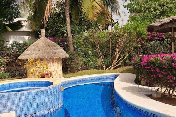 Utendørsbasseng og et evighetsbasseng