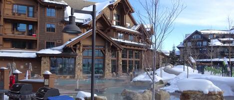 Una piscina techada, una piscina climatizada