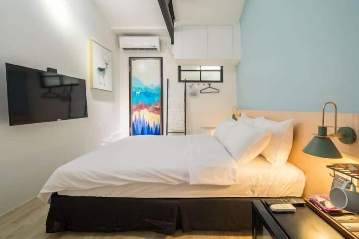 Individually furnished, blackout curtains, free WiFi, bed sheets