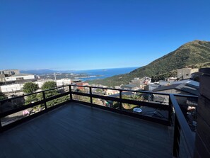 Habitación cuádruple tradicional, varias camas, para no fumadores, vista al océano | Muebles diferentes, cortinas blackout, wifi gratis y ropa de cama 