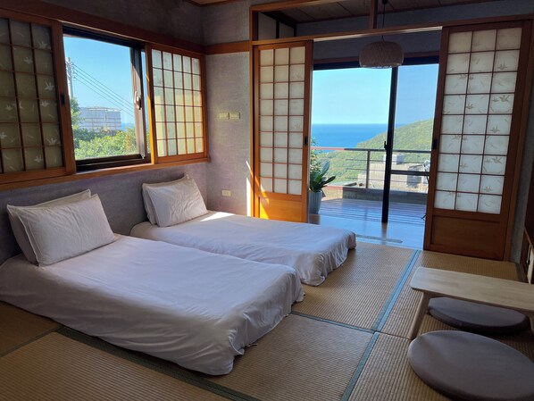 Habitación cuádruple tradicional, varias camas, para no fumadores, vista al océano | Muebles diferentes, cortinas blackout, wifi gratis y ropa de cama 