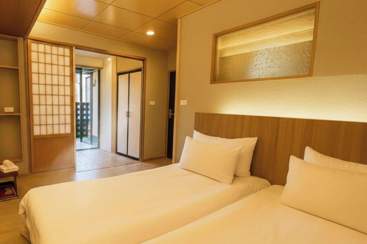 Quarto triplo elite | Individualmente mobiliados, cortinas blackout, Wi-Fi de cortesia