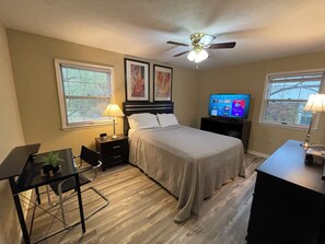 3 bedrooms, desk, iron/ironing board, WiFi