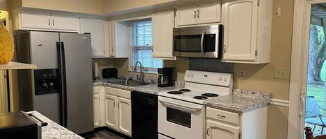 Frigorífic, microones, forn i placa de cuina