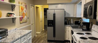 3br/2bath  2000 sf HOUSE Garage, private yard, & location  1 mile to xway,
