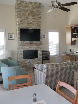 Smart-TV, Kamin, DVD-Player