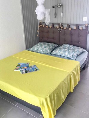 خزنة داخل الغرفة ومكواة/لوح كي وواي فاي مجانًا وملاءات أسرّة