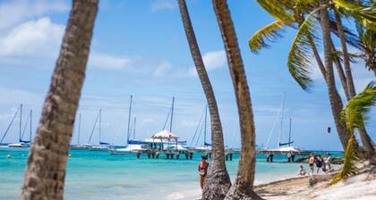 Hibiscus Studio Pool and Sea