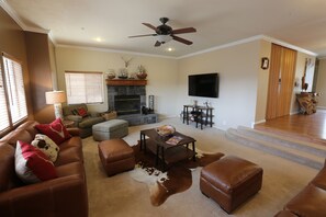 Fernseher, Kamin, Bücher