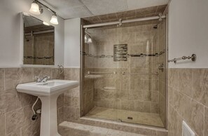 Haartrockner, Handtücher, Seife, Toilettenpapier