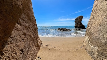 En la playa, camastros y toallas de playa