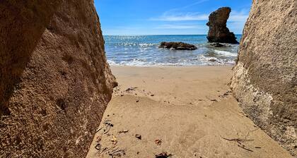 Unohtumaton Villa: Ilmastointi, auringonlaskunäkymät delfiinille, 2 yksityistä rantaa, uima-allas