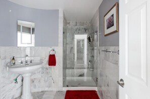 Dusche, Whirlpool, Haartrockner, Handtücher