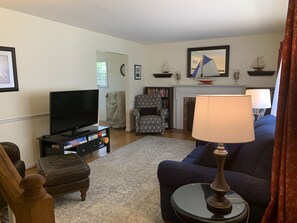 Smart TV, chimenea, videoteca, monitor de computadora