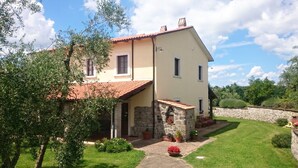 A two-story house with a stone entrance and a tiled roof. - Il Poggio dell'Artilla, an oasis of peace to relax and regenerate (castiglione in teverina  (VT) Lazio)