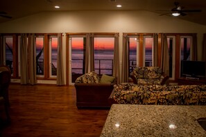 Een smart-tv, een dvd-speler, boeken en een filmbibliotheek