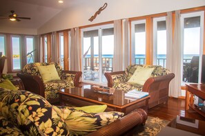 Smart TV, DVD player, books, video library - Oceanfront!  Diving, Snorkeling, Kayaking on site. Turtle Casa PENTHOUSE SUITE (Sandy Bay)