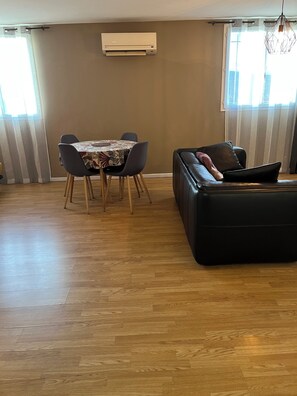 TV - HOLIDAY APARTMENT (Villeneuve-lès-Béziers)