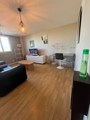 TV - HOLIDAY APARTMENT (Villeneuve-lès-Béziers)