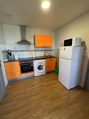Fridge, microwave, oven, stovetop - HOLIDAY APARTMENT (Villeneuve-lès-Béziers)