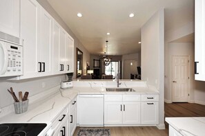 Fridge, microwave, oven, stovetop - Pool Side, 1st Floor, Lake Subdivision, Walkable, Pet Friendly, Family Friendly (Scottsdale)