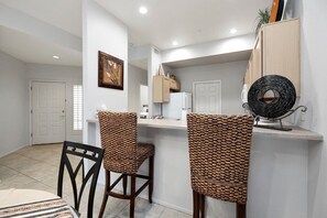 Interior - Pool Side, 1st Floor, Lake Subdivision, Walkable, Pet Friendly, Family Friendly (Scottsdale)