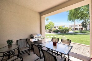 Outdoor dining - Pool Side, 1st Floor, Lake Subdivision, Walkable, Pet Friendly, Family Friendly (Scottsdale)