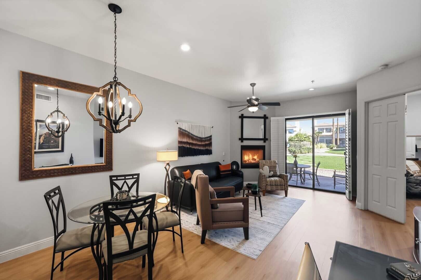 Televisión, chimenea y oficina 