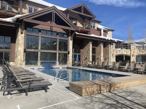 Alberca techada y alberca al aire libre