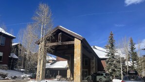 A building with a stone facade and a covered entrance. - One Bedroom Master Unit. Beautiful Luxury Ski in, Ski Out Resort (Breckenridge)