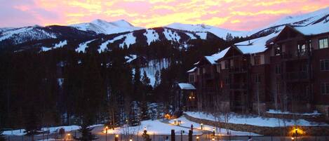Alberca techada y alberca al aire libre