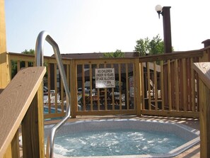 Outdoor spa tub - 2br Condo Re-modeled Great Smokey Mountains Dollywood Old Mill July 4th (Pigeon Forge)