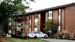 A building with a 'Welcome' sign, a white car parked in front, and a well-maintained lawn. - 2br Condo Re-modeled Great Smokey Mountains Dollywood Old Mill July 4th (Pigeon Forge)