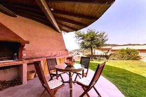 Outdoor dining - LUXURY MODERN HOUSE in Villasimius, with garden and beach close (Villasimius)