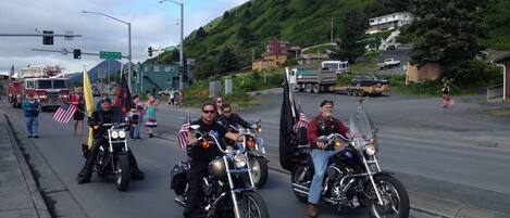 Un défilé de rue avec des motos et des spectateurs.