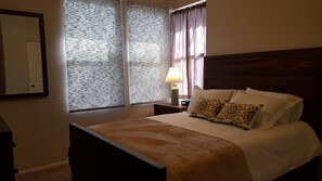 3 chambres, bureau, fer et planche à repasser, lit de bébé portatif