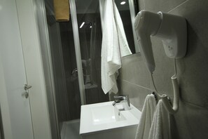 Shower, hair dryer, towels, soap - Alfama Right Point, Panoramic House (Lisboa)