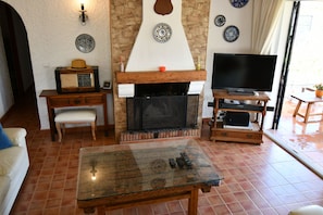 Téléviseur connecté, foyer, lecteur de DVD, livres