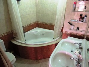 أحواض استحمام، حوض استحمام بنظام ضخ المياه، مناشف