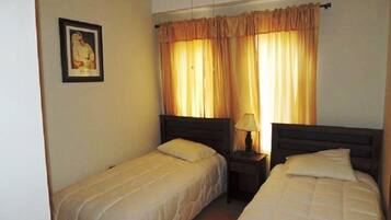 3 bedrooms, iron/ironing board, internet, bed sheets