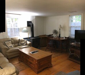 Tv, dvd-spelare, leksaker och böcker