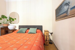 1 室のベッドルーム、旅  行用ベビーベッド、WiFi (無料)、ベッドシーツ