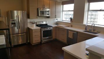 Fridge, microwave, dishwasher, cookware/dishes/utensils