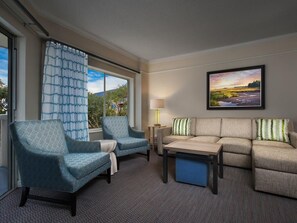 Una televisión, una chimenea, una mesa de tenis de mesa